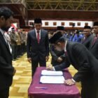 Gubernur Aceh Muzakir Manaf (Mualem) secara resmi melantik Muhsin, S.Pd.I., M.Pd.I. sebagai Kepala Dinas Pendidikan Dayah Aceh beserta empat pejabat Pimpinan Tinggi Pratama lainnya di Anjong Mon Mata, Komplek Meuligoe Gubernur Aceh, pada Kamis (23/7/2026).