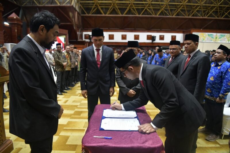 Gubernur Aceh Muzakir Manaf (Mualem) secara resmi melantik Muhsin, S.Pd.I., M.Pd.I. sebagai Kepala Dinas Pendidikan Dayah Aceh beserta empat pejabat Pimpinan Tinggi Pratama lainnya di Anjong Mon Mata, Komplek Meuligoe Gubernur Aceh, pada Kamis (23/7/2026).