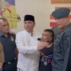 Abon Yunus, didampingi Kepala Satpol PP dan Wilayatul Hisbah (WH) Aceh, secara langsung memediasi proses pemulangan Sulaiman, yang dikenal luas sebagai Seleb Aceh Besar, di Kantor Satpol PP/WH Aceh pada Senin (20/7/2026).