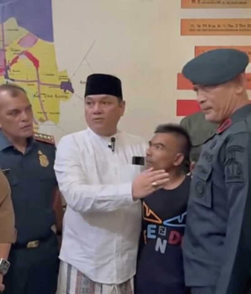 Abon Yunus, didampingi Kepala Satpol PP dan Wilayatul Hisbah (WH) Aceh, secara langsung memediasi proses pemulangan Sulaiman, yang dikenal luas sebagai Seleb Aceh Besar, di Kantor Satpol PP/WH Aceh pada Senin (20/7/2026).