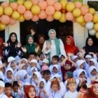 Bunda Pendidikan Anak Usia Dini (PAUD) Aceh Marlina Muzakir (Kak Na) setelah meninjau pelaksanaan MPLS Ramah di sejumlah sekolah bersama Wakil Bunda PAUD Aceh Mukarramah Fadhlullah pada Jum’at (17/7/2026).