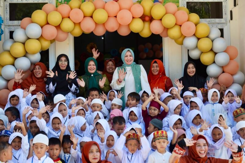 Bunda Pendidikan Anak Usia Dini (PAUD) Aceh Marlina Muzakir (Kak Na) setelah meninjau pelaksanaan MPLS Ramah di sejumlah sekolah bersama Wakil Bunda PAUD Aceh Mukarramah Fadhlullah pada Jum’at (17/7/2026).
