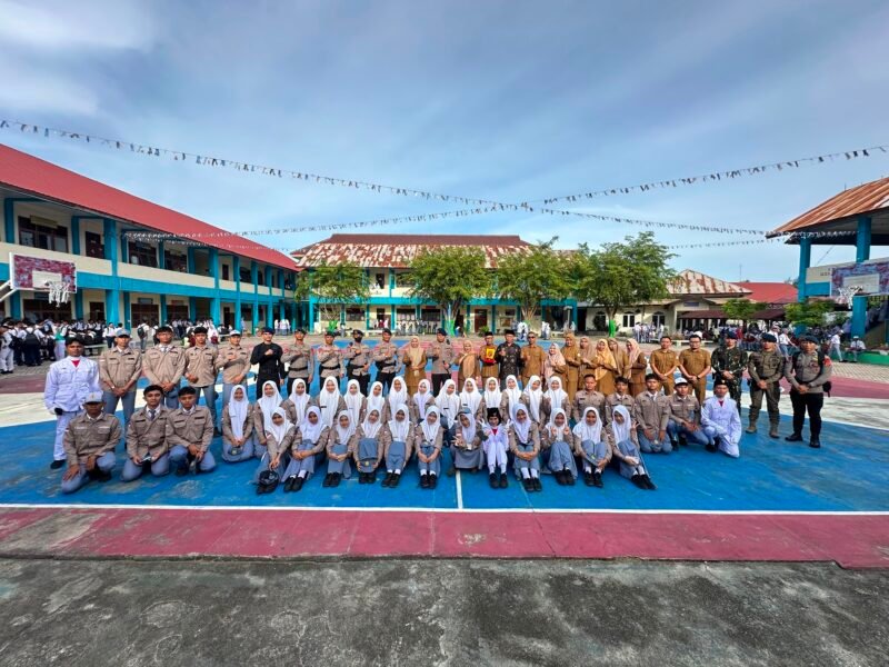 AKBP Dr. Akmal, S.E., M.M., bertindak sebagai pembina upacara bendera di SMA Negeri 8 Banda Aceh, Senin (13/7/2026).