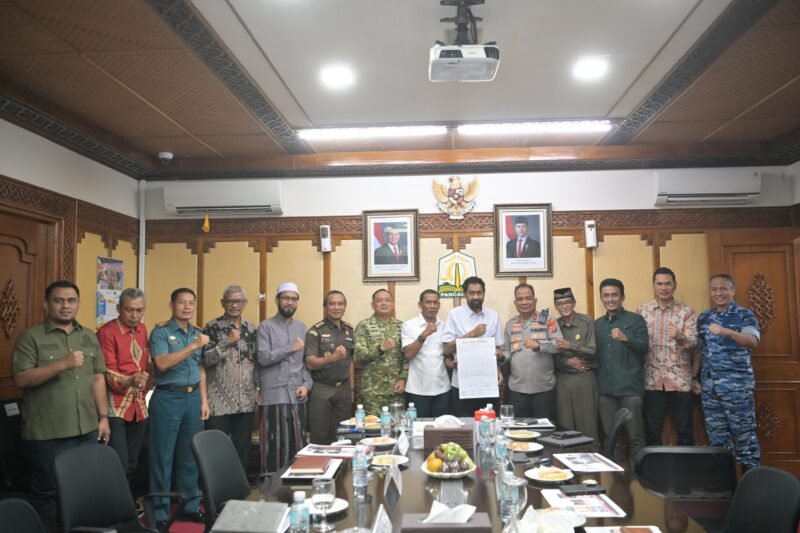 Gebernur Aceh Mualem dalam rapat Forum Koordinasi Pimpinan Daerah (Forkopimda) Aceh yang digelar pada Kamis (23/7/2026).