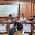 Sekda Aceh M Nasir Syamaun dalam Rapat Koordinasi Percepatan Rehabilitasi dan Rekonstruksi Pasca Bencana Sumatera di Gedung Serbaguna Setda Aceh, Jumat (24/7/2026).