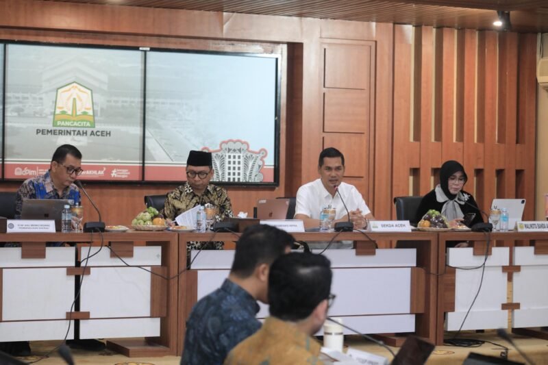 Sekda Aceh M Nasir Syamaun dalam Rapat Koordinasi Percepatan Rehabilitasi dan Rekonstruksi Pasca Bencana Sumatera di Gedung Serbaguna Setda Aceh, Jumat (24/7/2026).