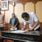 Mualem yang didampingi Sekretaris Daerah (Sekda) Aceh M Nasir Syamaun rapat Forum Koordinasi Pimpinan Daerah (Forkopimda) Aceh yang digelar di ruang rapat Gubernur Aceh, Kamis (23/7/2026).