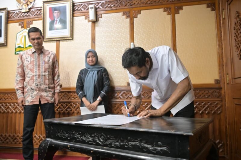 Mualem yang didampingi Sekretaris Daerah (Sekda) Aceh M Nasir Syamaun rapat Forum Koordinasi Pimpinan Daerah (Forkopimda) Aceh yang digelar di ruang rapat Gubernur Aceh, Kamis (23/7/2026).