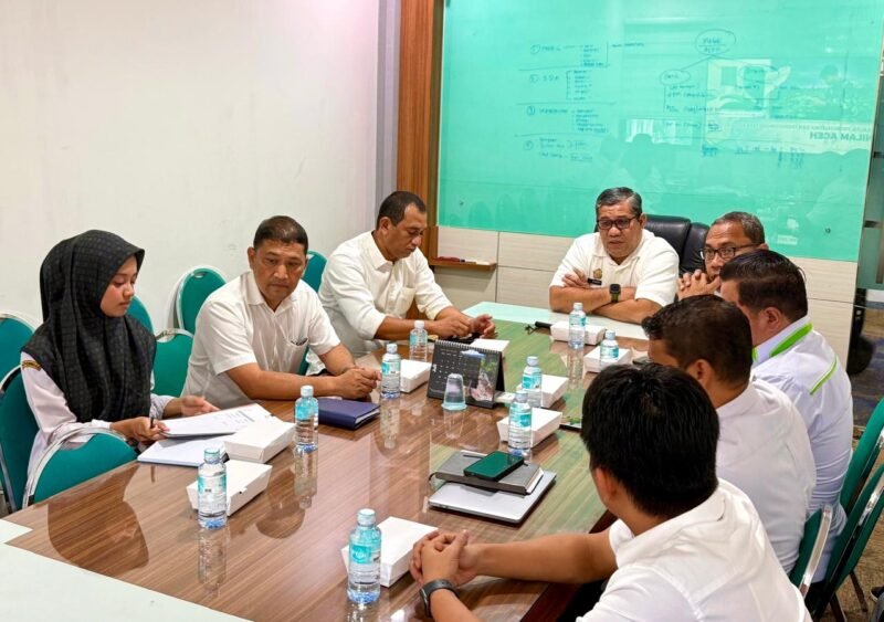Teuku Robby Irza serta dihadiri oleh sejumlah pejabat terkait, perwakilan Bank Aceh, dan dapelaku usaha seperti PT Razma Agro Jayana, Rapat Koordinasi Hilirisasi Nilam yang digelar pada Rabu (22/7/2026) di Ruang Rapat Asisten Perekonomian dan Pembangunan Sekretariat Daerah Aceh