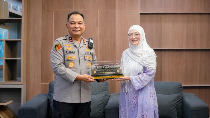 Irjen Pol. Ruddi Setiawan, S.I.K., S.H., M.H., menerima kunjungan silaturahmi Kepala Ombudsman RI Perwakilan Aceh, Dian Rubianty, beserta rombongan di Ruang Kerja Kapolda Aceh, Mapolda Aceh, Jumat (24/7/2026).