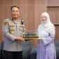 Irjen Pol. Ruddi Setiawan, S.I.K., S.H., M.H., menerima kunjungan silaturahmi Kepala Ombudsman RI Perwakilan Aceh, Dian Rubianty, beserta rombongan di Ruang Kerja Kapolda Aceh, Mapolda Aceh, Jumat (24/7/2026).