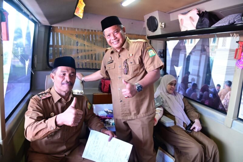 Wakil Bupati Aceh Besar Drs Syukri A Jalil melakukan tes kesehatan sebelum donor darah pada puncak Peringatan Hari Anak Nasional ke 42 & HARGANAS KE-33, di Kantor Bupati, Kota Jantho, Senin (27/07/2026).
