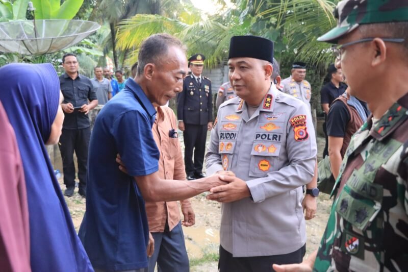 Irjen Pol. Ruddi Setiawan, S.I.K., S.H., M.H., bersama Pangdam Iskandar Muda Mayjen TNI Joko Hadi Susilo, S.I.P., melaksanakan takziah ke rumah duka almarhum Pratu Galuh Nugraha di Desa Perkebunan Julok Rayeuk Utara, Kecamatan Indra Makmur, Kabupaten Aceh Timur, Minggu (26/7/2026).