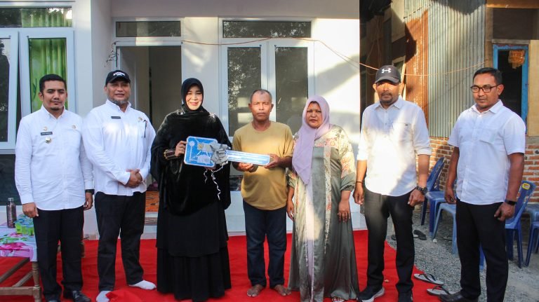 Wali Kota Banda Aceh Illiza Sa’aduddin Djamal, SE, secara langsung menyerahkan satu unit Rumah Layak Huni kepada Bapak Syahrial, warga Gampong Pango Deah, Kecamatan Ulee Kareng,  Rabu (15/7/2026). 