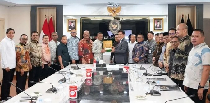 Ketus DPRA bersama anggota lain nya melakukan kunjungan kerja silaturahmi sekaligus audiensi resmi dengan Menteri Koordinator Bidang Hukum, Hak Asasi Manusia, Imigrasi, dan Pemasyarakatan Republik Indonesia, Prof. Dr. Yusril Ihza Mahendra, S.H., M.Sc. Kegiatan yang berlangsung pada Kamis (16/7/2026)