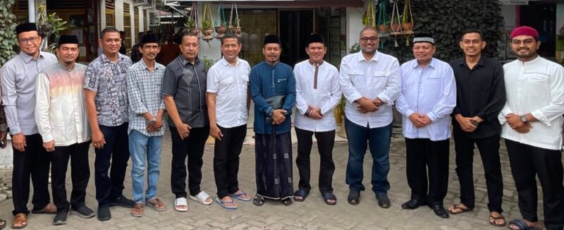 Kadis DSI Aceh Misran Fuadi mendampingi Wakil Gubernur Aceh Fadhlullah (Dek Fadh), bersama Kepala Biro Keistimewaan dan Kesejahteraan Rakyat Setda Aceh Yusrizal, melakukan kunjungan takziah ke rumah duka almarhumah Hj. Nurasyiah binti Kasem – ibunda Pimpinan Redaksi Harian Serambi Indonesia Zainal Arifin M. Nur – di Desa Masjid Aree, Kecamatan Delima, Kabupaten Pidie, Minggu (26/7/2026).