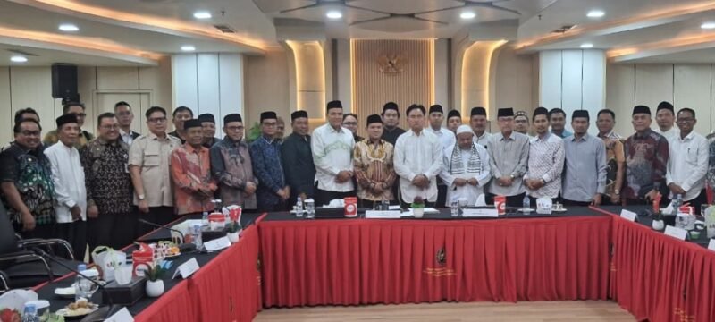 Ketua Komisi VII Dewan Perwakilan Rakyat Aceh (DPRA), H. Ilmiza Sa’aduddin Djamal, MBA, bersama Wakil Gubernur Aceh Fadhlullah, Imam Besar Masjid Raya Baiturrahman Abu Paya Pasi, jajaran Pemerintah Aceh, serta Menteri Koordinator Bidang Hukum, HAM, Imigrasi dan Pemasyarakatan Prof. Yusril Ihza Mahendra, di Jakarta pada Jumat (24/7/2026).