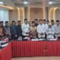 Ketua Komisi VII Dewan Perwakilan Rakyat Aceh (DPRA), H. Ilmiza Sa’aduddin Djamal, MBA, bersama Wakil Gubernur Aceh Fadhlullah, Imam Besar Masjid Raya Baiturrahman Abu Paya Pasi, jajaran Pemerintah Aceh, serta Menteri Koordinator Bidang Hukum, HAM, Imigrasi dan Pemasyarakatan Prof. Yusril Ihza Mahendra, di Jakarta pada Jumat (24/7/2026).