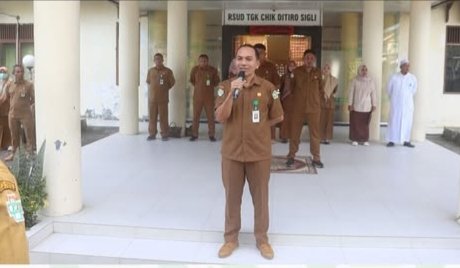 Direktur RSUD drg. Mohd Riza Faisal, memimpin langsung apel pagi yang dilaksanakan pada Senin (27/7/2026).
