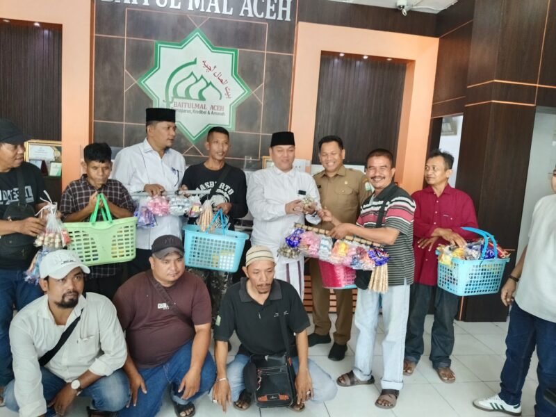 Ketua Badan Baitul Mal Aceh (BMA) Tgk. H. M. Yunus M. Yusuf, S.H. (Abon), didampingi Kepala Sekretariat BMA Dr. Muhammad Ikhsan Ahyat, S.STP., M.A.P., menerima peluhan Pedagang yang ingin mendapatkan bantuan modal usaha individu pada Selasa,(28/7/2026) di Kantor BMA, Banda Aceh.