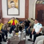 Ketua Dpra Zulfadli melakukan pertemuan dengan Wakil Ketua Badan Legislasi (Baleg) DPR RI, Ahmad Doli Kurnia Tandjung, pada Minggu (12/7/2026) di Ruang VVIP Bandara Internasional Sultan Iskandar Muda, Blang Bintang.