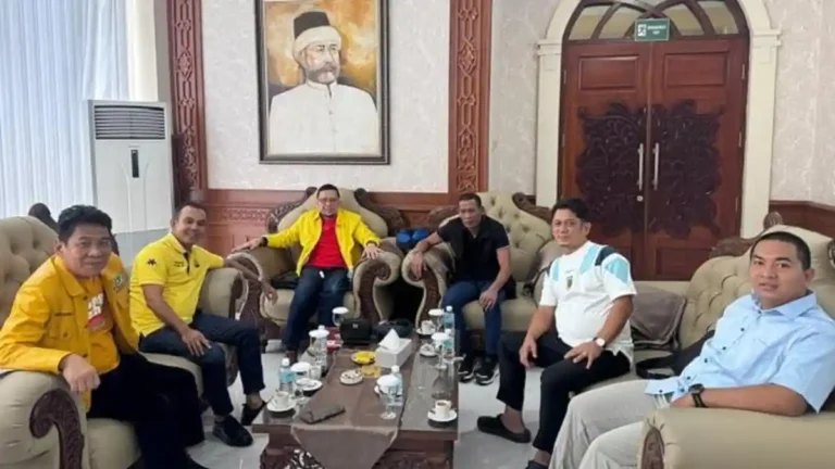 Ketua Dpra Zulfadli melakukan pertemuan dengan Wakil Ketua Badan Legislasi (Baleg) DPR RI, Ahmad Doli Kurnia Tandjung, pada Minggu (12/7/2026) di Ruang VVIP Bandara Internasional Sultan Iskandar Muda, Blang Bintang.