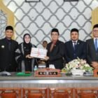 Ketua DPRK Banda Aceh, Irwansyah ST, didampingi Wakil Ketua I Daniel Abdul Wahab, S.Pd., dan Wakil Ketua II, Dr. Musriadi Aswad, S.Pd., M.Pd. menerima menyerahkan Laporan
Wali Kota Banda Aceh, Illiza Sa’aduddin Djamal,Keterangan Pertanggung jawaban (LKPJ) Tahun Anggaran 2025  di Gedung DPRK Banda Aceh, Senin (13/7/2026).
