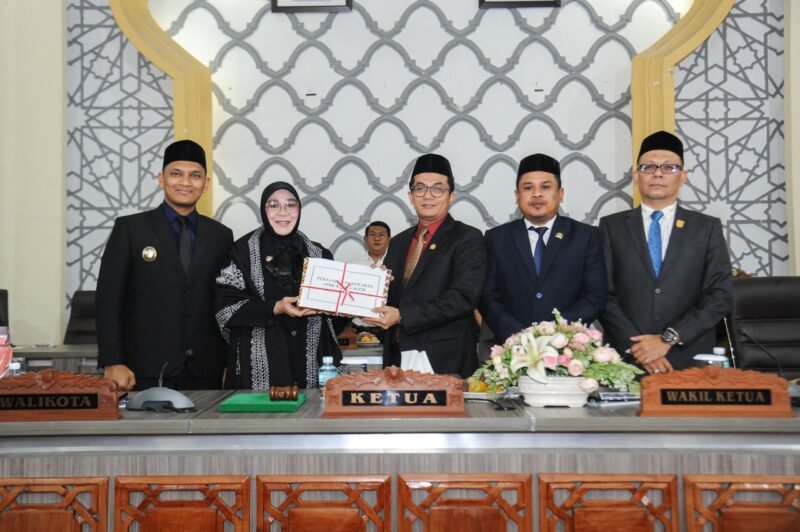 Ketua DPRK Banda Aceh, Irwansyah ST, didampingi Wakil Ketua I Daniel Abdul Wahab, S.Pd., dan Wakil Ketua II, Dr. Musriadi Aswad, S.Pd., M.Pd. menerima menyerahkan Laporan
Wali Kota Banda Aceh, Illiza Sa’aduddin Djamal,Keterangan Pertanggung jawaban (LKPJ) Tahun Anggaran 2025  di Gedung DPRK Banda Aceh, Senin (13/7/2026).
