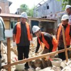 Irwansyah ST, melakukan peletakan batu pertama pembangunan rumah layak huni secara simbolis di Gampong Lhoong Cut, Kecamatan Banda Raya, Banda Aceh, pada hari Kamis (16/7/2026).