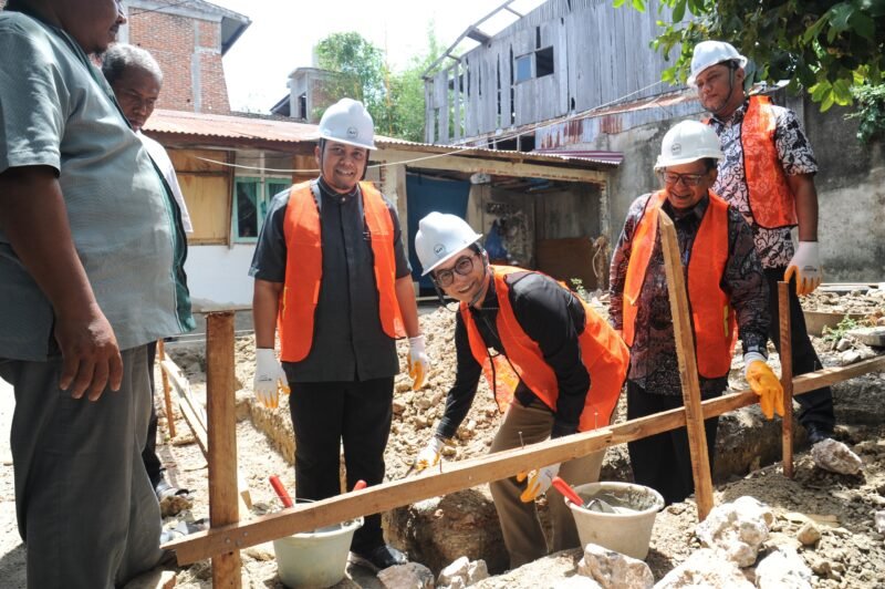 Irwansyah ST, melakukan peletakan batu pertama pembangunan rumah layak huni secara simbolis di Gampong Lhoong Cut, Kecamatan Banda Raya, Banda Aceh, pada hari Kamis (16/7/2026).