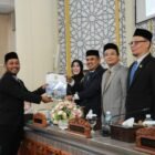 Badan Anggaran (Banggar) DPRK Banda Aceh saat membacakan pandangan di hadapan Wali Kota Banda Aceh Illiza Sa’aduddin Djamal beserta jajaran Organisasi Perangkat Daerah (OPD) dalam rapat paripurna. Acara yang berlangsung di Gedung DPRK Banda Aceh pada Kamis (23/7/2026)