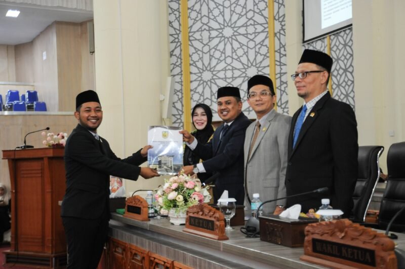 Badan Anggaran (Banggar) DPRK Banda Aceh saat membacakan pandangan di hadapan Wali Kota Banda Aceh Illiza Sa’aduddin Djamal beserta jajaran Organisasi Perangkat Daerah (OPD) dalam rapat paripurna. Acara yang berlangsung di Gedung DPRK Banda Aceh pada Kamis (23/7/2026)