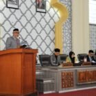 BANDA ACEH – Wakil Ketua II Dewan Perwakilan Rakyat Kota (DPRK) Dr. Musriadi memimpin, Rapat Paripurna dalam rangka Jawaban Walikota Terhadap Usul Saran dan Pendapat Banggar terhadap Raqan pertanggungjawaban APBK Banda Aceh TA 2025 di Ruang Sidang Utama DPRK Banda Aceh, Kamis (23/7/2026).