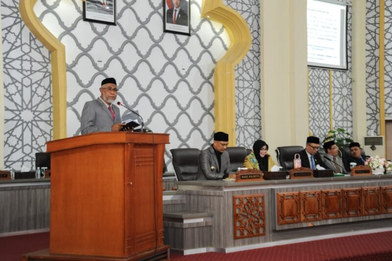 BANDA ACEH – Wakil Ketua II Dewan Perwakilan Rakyat Kota (DPRK) Dr. Musriadi memimpin, Rapat Paripurna dalam rangka Jawaban Walikota Terhadap Usul Saran dan Pendapat Banggar terhadap Raqan pertanggungjawaban APBK Banda Aceh TA 2025 di Ruang Sidang Utama DPRK Banda Aceh, Kamis (23/7/2026).