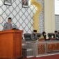 Wakil Ketua II Dewan Perwakilan Rakyat Kota (DPRK) Dr. Musriadi memimpin rapat paripurna dalam rangka mendengarkan jawaban Wali Kota terkait pendapat, usul, dan saran Badan Anggaran (Banggar) terhadap Rancangan Qanun (Raqan) tentang Laporan Keterangan Pertanggungjawaban (LKPJ) Wali Kota Banda Aceh. Rapat yang berlangsung di Gedung DPRK Banda Aceh pada Kamis (23/7/2026)