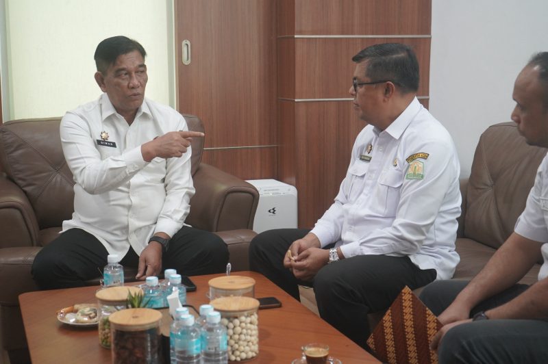 Kepala BPKA Drs. Muhammad Diwarsyah, M.Si., menerima kunjungan kerja dari Kepala Dinas Komunikasi, Informatika dan Persandian (Diskominsa) Aceh, Dr. Edi Yandra, S.STP, MSP, di ruang kerja Kepala BPKA pada Rabu (01/7/2026)