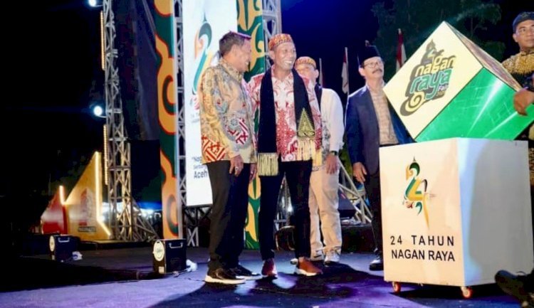 Ketua Dewan Perwakilan Rakyat Aceh (DPRA) Zulfadhli menghadiri acara puncak peringatan malam Ulang Tahun (HUT) ke-24 Kabupaten Nagan Raya yang digelar di pusat kota Kabupaten Nagan Raya pada Minggu (19/7/2026) malam.
