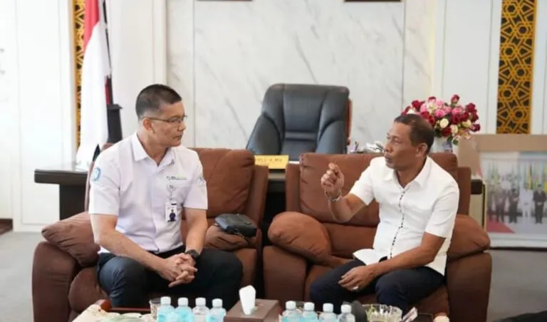 Ketua DPR Aceh Zulfadhli saat menerima audiensi jajaran perwakilan BPJS Kesehatan Cabang Banda Aceh, Senin (13/7/2026) 