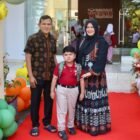 Wagub Fadhlullah, bersama istri, secara langsung mengantar putranya ke Fatih Bilingual School pada hari pertama masuk sekolah Rabu (15/7/2026)