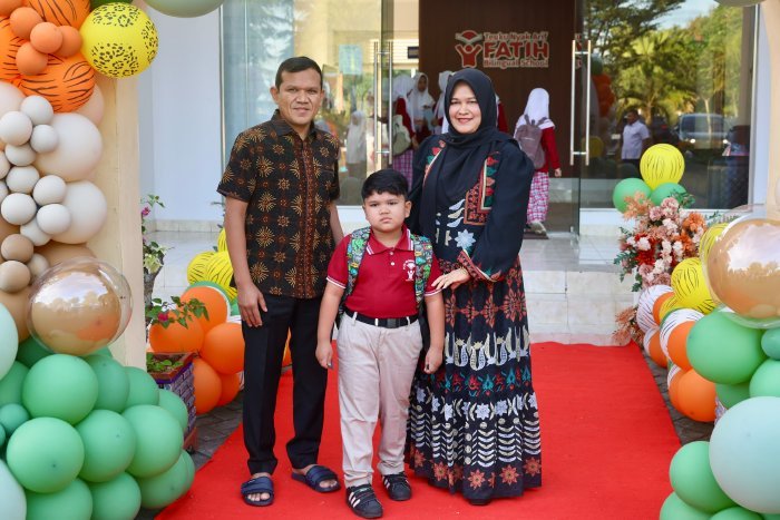 Wagub Fadhlullah, bersama istri, secara langsung mengantar putranya ke Fatih Bilingual School pada hari pertama masuk sekolah Rabu (15/7/2026)