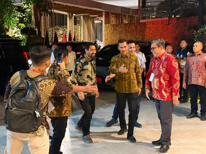 Gubernur Aceh Muzakir Manaf mengikuti rapat kerja , (APPSI) ,didampingi oleh Sekretaris Daerah Aceh, M. Nasir, S.IP., MPA., Asisten Pemerintahan, Keistimewaan Aceh dan Kesejahteraan Rakyat, Asisten Perekonomian dan Pembangunan, serta sejumlah Kepala Satuan Kerja Pemerintah Aceh (SKPA),di Aruna Senggigi Resort & Convention, Kabupaten Lombok Barat, Nusa Tenggara Barat, pada Kamis (16/7/2026).