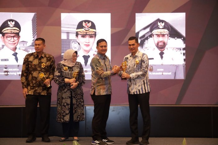 Sekretaris Daerah Aceh M. Nasir menerima penghargaan Mitra Pers Terbaik 2026, yang digelar di Hotel Alana, Yogyakarta, pada Sabtu (18/7/2026) malam.