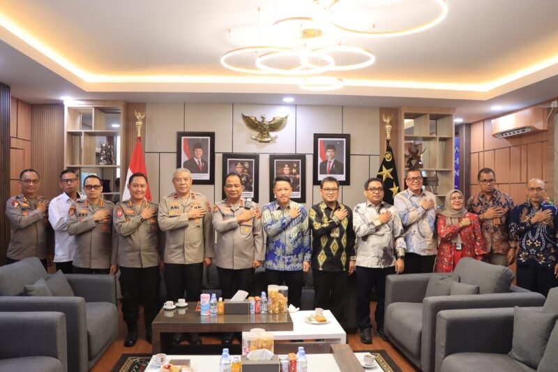 Irjen Pol. Ruddi Setiawan, S.I.K., S.H., M.H., menerima kunjungan silaturahmi jajaran PT PLN (Persero) Unit Induk Pembangunan (UIP) Sumatera Bagian Utara di Ruang Kerja Kapolda Aceh, Selasa (4/8/2026).