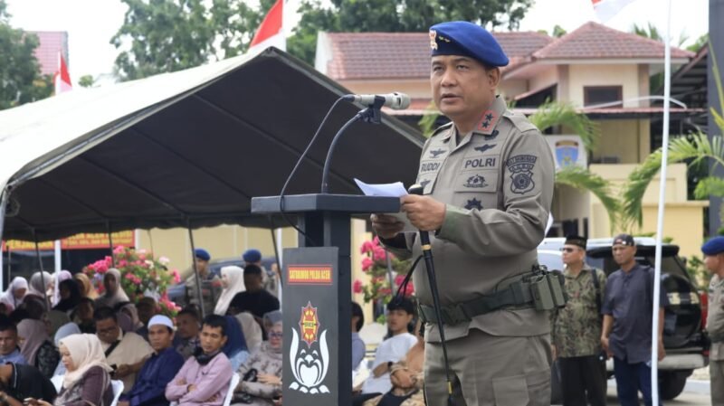 Irjen Pol. Ruddi Setiawan, S.I.K., S.H., M.H., secara resmi menutup kegiatan Pembinaan Tradisi dan Pembaretan 65 Bintara Remaja Satuan Brimob Polda Aceh Tahun Anggaran 2026 di Markas Komando (Mako) Satbrimob Polda Aceh, Jumat (7/8/2026).