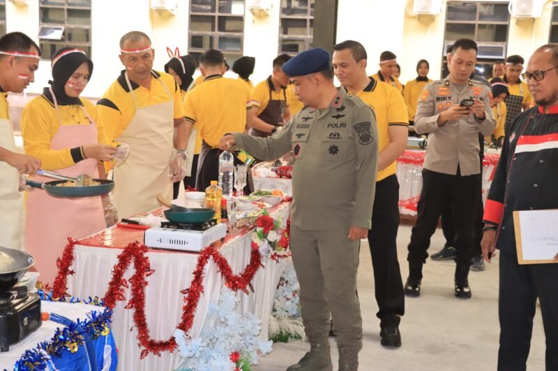 Polda Aceh menggelar lomba memasak bertajuk “Dirgahayu Republik Indonesia, Lomba Memasak Polda Aceh: Nasi Goreng dan Aneka Minuman Hari Kemerdekaan” di Meuligoe Tribrata Polda Aceh, Jumat (7/8/2026).