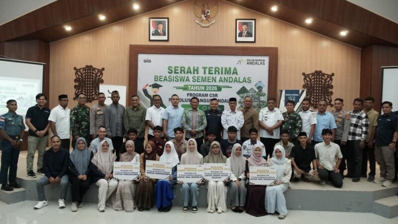 penerima Beasiswa Semen Andalas 2026 berfoto bersama di Andalas Hall, di Andalas Hall pada (5/8/2026) 