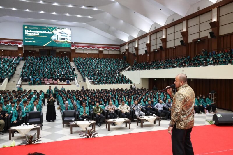 Direktur Bank Aceh Fadhil Ilyas, dalam kegiatan Pembinaan Akademik dan Karakter Mahasiswa Baru (PAKARMARU) Universitas Syiah Kuala (USK) Tahun 2026, Rabu (12/8/2026), di Gedung Academic Activity Center (AAC) USK, Banda Aceh.