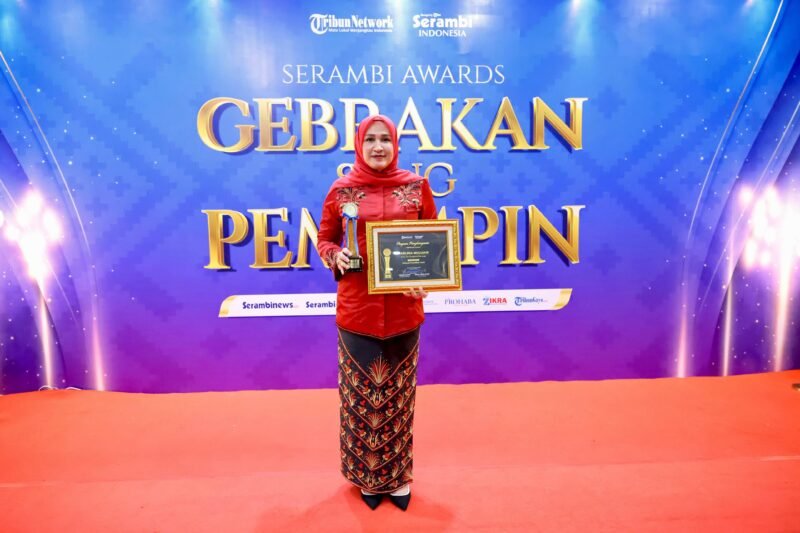 Kak Na itu kembali menerima penghargaan sebagai Srikandi Pemulihan Aceh, pada event Serambi Awards 2026, yang berlangsung di Auditorium Academic Center Dayan Dawood, Sabtu (29/8/2026) malam.