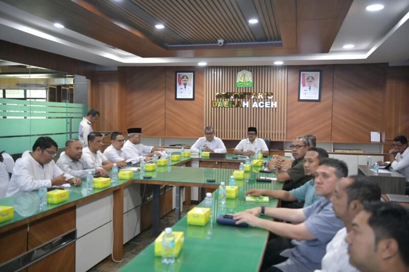 Mukarramah Fadhlullah, memimpin rapat perdana sekaligus silaturahmi bersama jajaran pengurus Perwosi Aceh di Aula Rumah Dinas Wakil Gubernur Aceh, Jumat (28/8/2026).