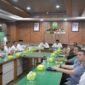 Mukarramah Fadhlullah, memimpin rapat perdana sekaligus silaturahmi bersama jajaran pengurus Perwosi Aceh di Aula Rumah Dinas Wakil Gubernur Aceh, Jumat (28/8/2026).